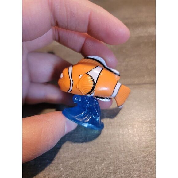 Finding Nemo Flounder fish Disney toy figure - Picture 3 of 4